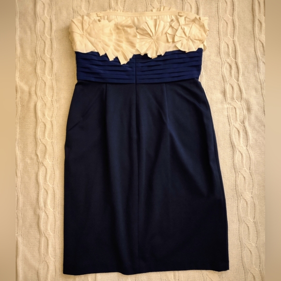 BCBG Maxazria Strapless Navy & Cream Dress with Flower Accent & Cummerbund Sz. 8 - Picture 2 of 5